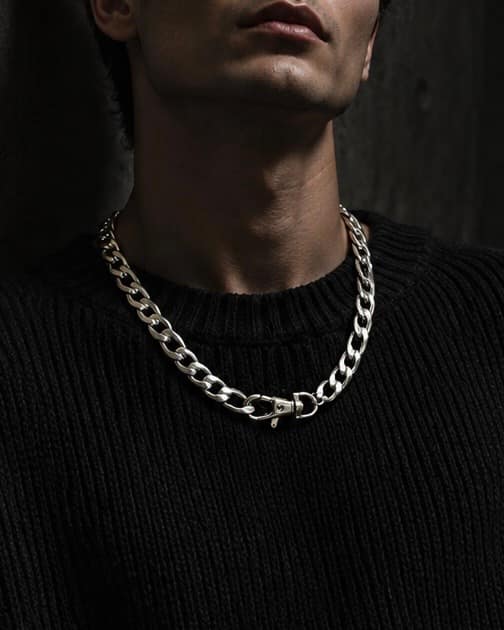 Metal clasp choker